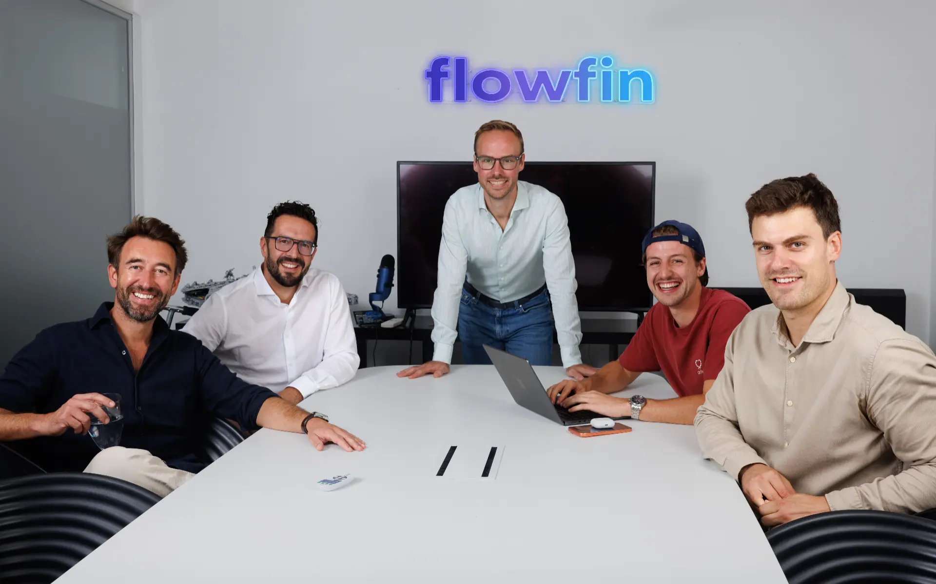 Het team van flowfin rond de vergadertafel